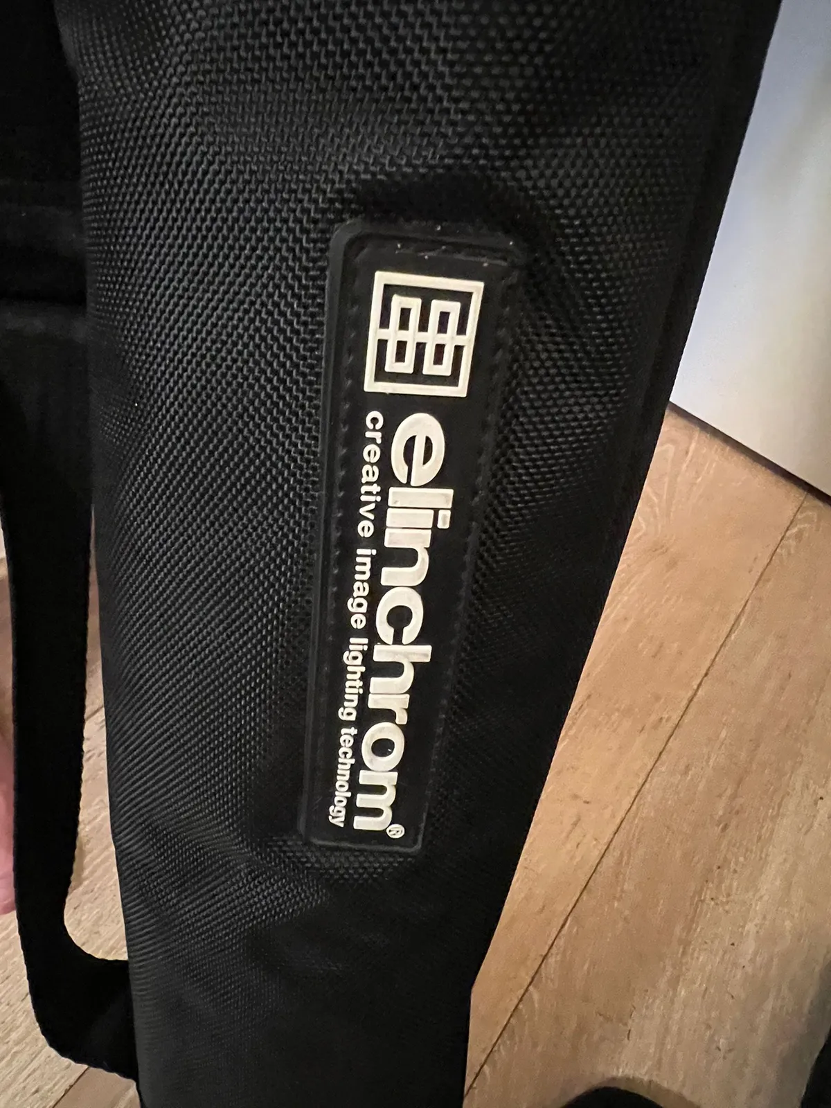 Elinchrom jalustasetti 2 x 30101 + laukku + 2 kpl mustia hopeaheijastimia + 2 kpl valkoisia läpiammu, kuva 2