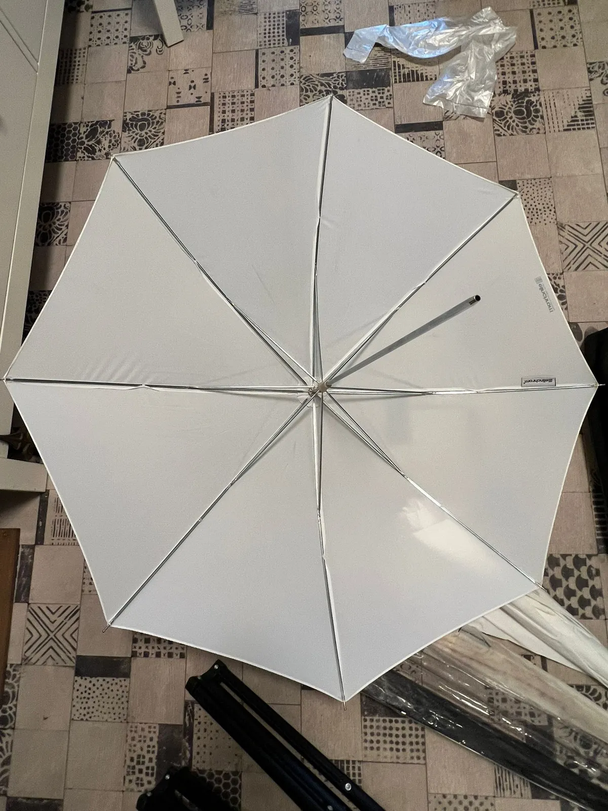 Elinchrom jalustasetti 2 x 30101 + laukku + 2 kpl mustia hopeaheijastimia + 2 kpl valkoisia läpiammu, kuva 3
