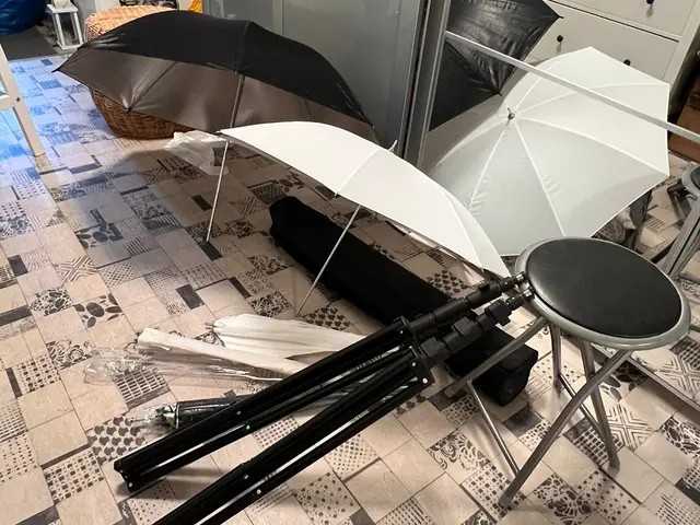 Elinchrom jalustasetti 2 x 30101 + laukku + 2 kpl mustia hopeaheijastimia + 2 kpl valkoisia läpiammu – Pirkkala